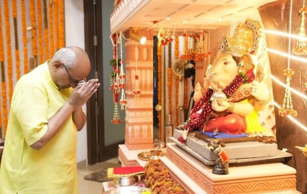 उपराष्ट्रपती सी. पी. राधाकृष्णन यांनी वर्षा निवासस्थानी घेतले श्री गणेशाचे दर्शन