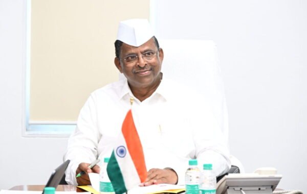 पालकमंत्र्यांकडून आरोग्यसेवेची पाहणी; हाताळा येथील आरोग्यवर्धिनी केंद्रास भेट