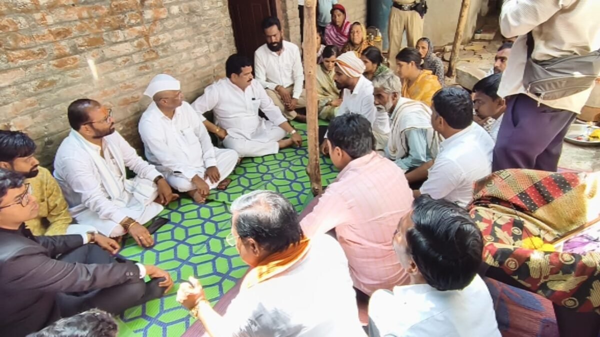 गोजेगाव येथील आत्महत्याग्रस्त शेतकरी कुटुंबाची पालकमंत्री नरहरी झिरवाळ यांच्याकडून भेट
