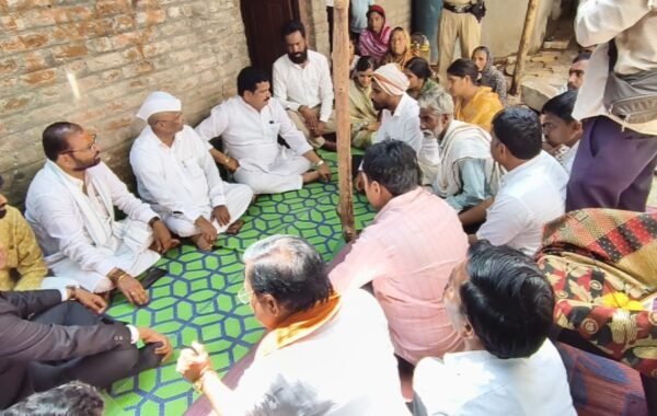 गोजेगाव येथील आत्महत्याग्रस्त शेतकरी कुटुंबाची पालकमंत्री नरहरी झिरवाळ यांच्याकडून भेट