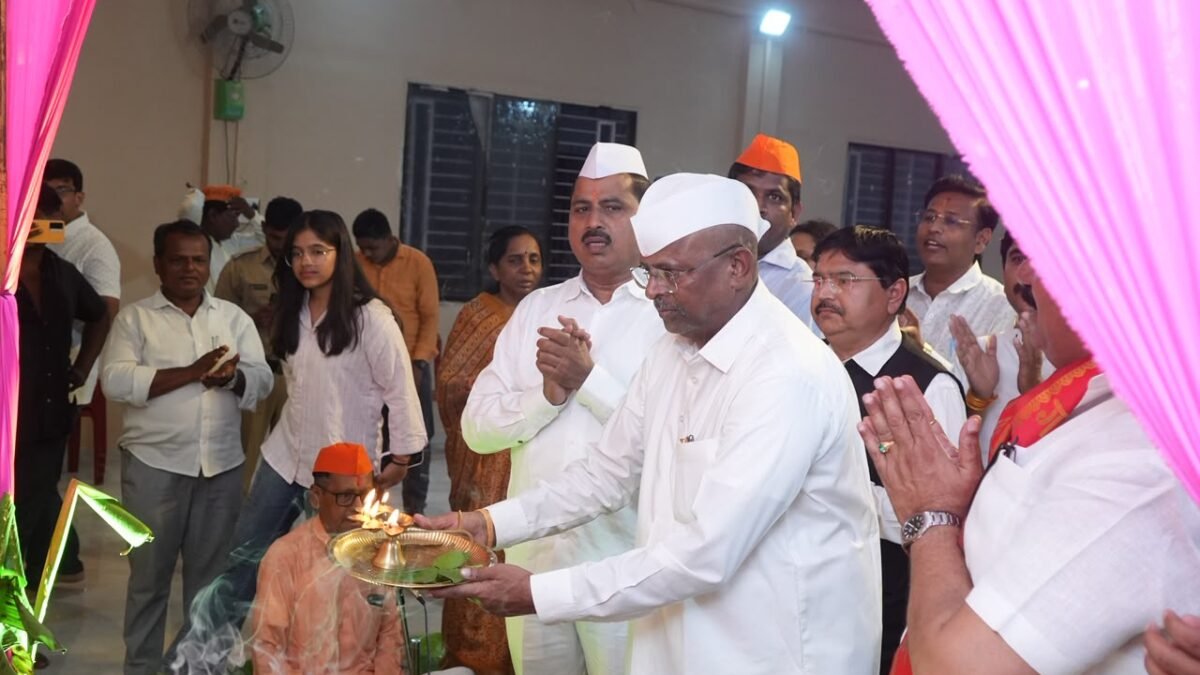 मानाच्या श्री सार्वजनिक गणेश मंडळाची पालकमंत्री नरहरी झिरवाळ यांच्या हस्ते आरती