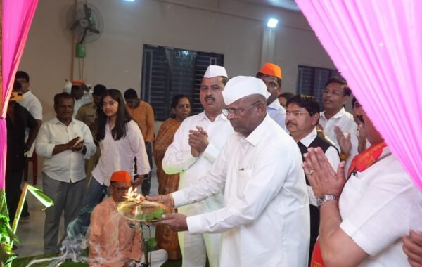 मानाच्या श्री सार्वजनिक गणेश मंडळाची पालकमंत्री नरहरी झिरवाळ यांच्या हस्ते आरती