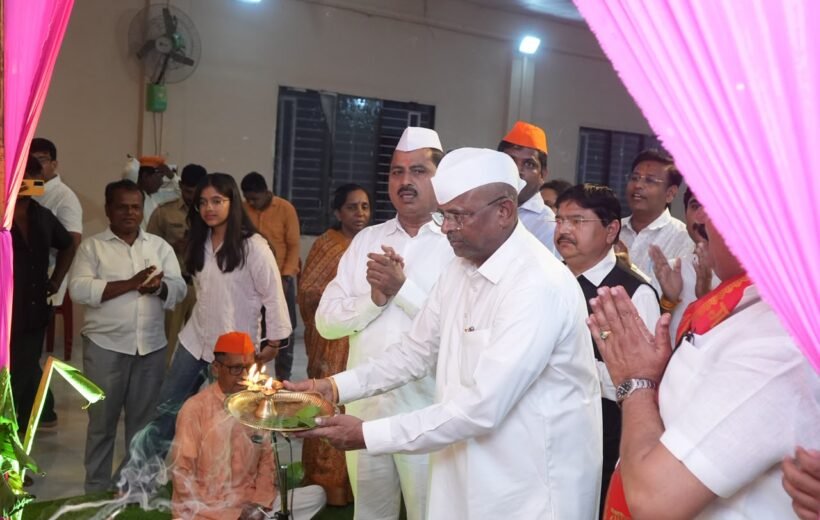 मानाच्या श्री सार्वजनिक गणेश मंडळाची पालकमंत्री नरहरी झिरवाळ यांच्या हस्ते आरती