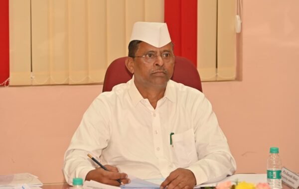 पालकमंत्र्याच्या हस्ते पाच वनपट्टेधारकांना सात बारा वितरीत