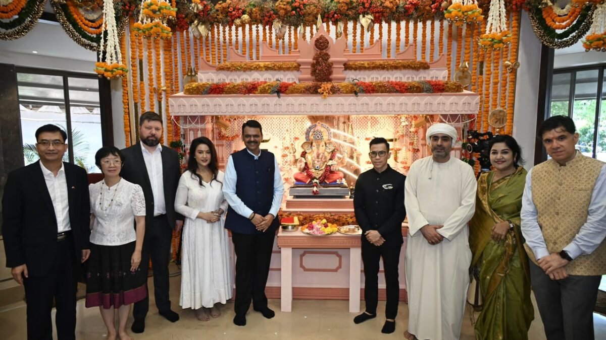 वर्षा निवासस्थानी विविध देशांच्या महा वाणिज्यदूतांनी घेतले श्री गणेशाचे दर्शन
