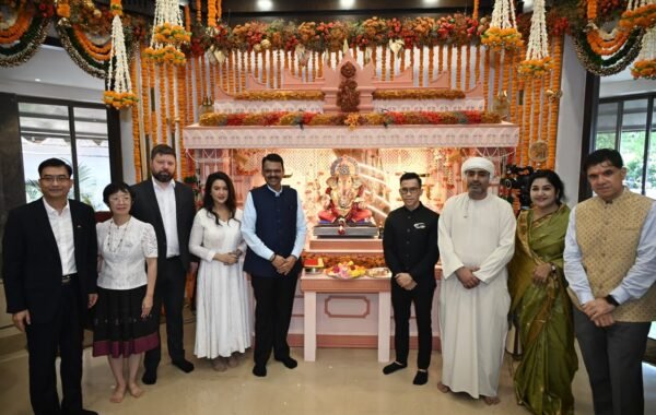 वर्षा निवासस्थानी विविध देशांच्या महा वाणिज्यदूतांनी घेतले श्री गणेशाचे दर्शन