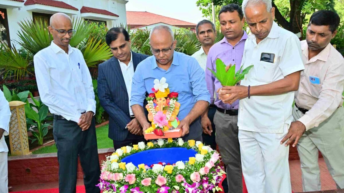 राज्यपाल निवासस्थानातील श्री गणरायाचे कृत्रिम हौदात विसर्जन