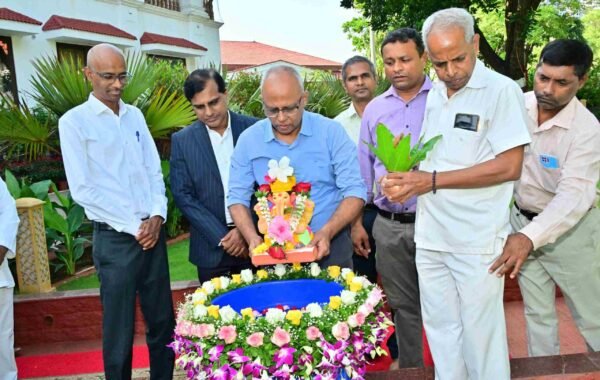 राज्यपाल निवासस्थानातील श्री गणरायाचे कृत्रिम हौदात विसर्जन