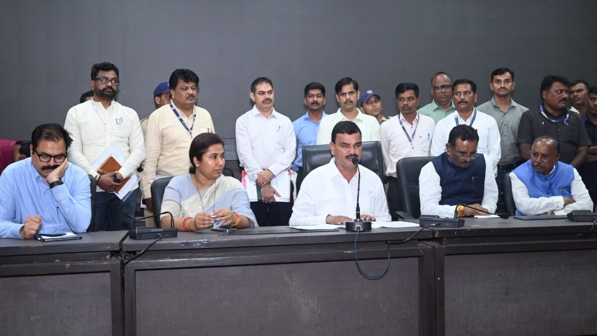 पीक नुकसानग्रस्त शेतकऱ्यांना भरीव मदत मिळवून देण्यासाठी शासन कटिबद्ध – मंत्री दत्तात्रय भरणे 