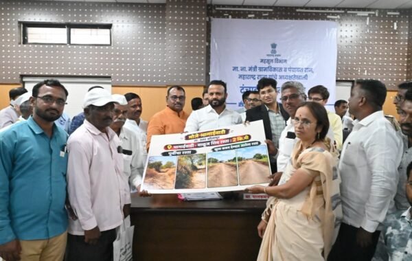 सेवा संकल्प अभियानांतर्गत मंत्री जयकुमार गोरे यांच्या हस्ते लाभार्थींना प्रमाणपत्रे, किट व नियुक्ती आदेशांचे वाटप