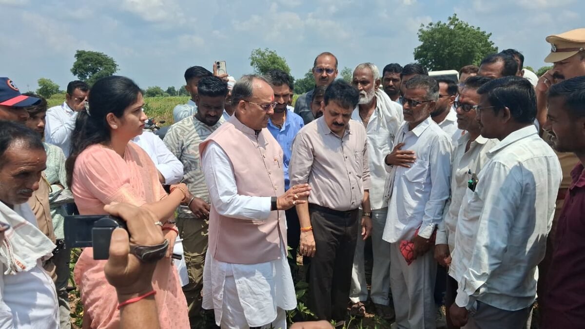 पिकाची परिस्थिती जाणून घेण्यासाठी राज्यमंत्री संजय सावकारे शेताच्या बांधावर
