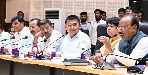 जिल्ह्यातील शेतकरी  कर्जमुक्तीचे उद्दिष्ट्य पूर्ण करून शेतकऱ्यांना नव्याने पीक कर्ज द्या – पालकमंत्री चंद्रशेखर बावनकुळे