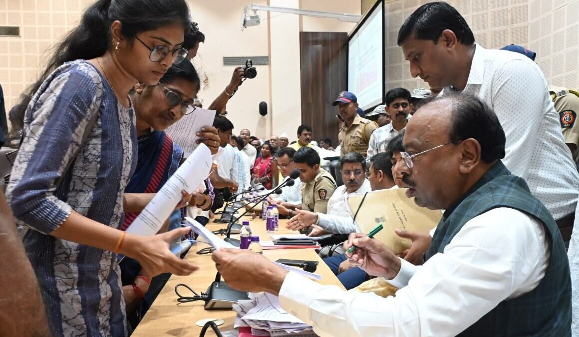 ‘जनसंवाद’ कार्यक्रमात पालकमंत्र्यांनी स्वीकारली १ हजारावर निवेदने