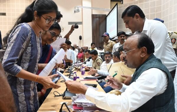 ‘जनसंवाद’ कार्यक्रमात पालकमंत्र्यांनी स्वीकारली १ हजारावर निवेदने