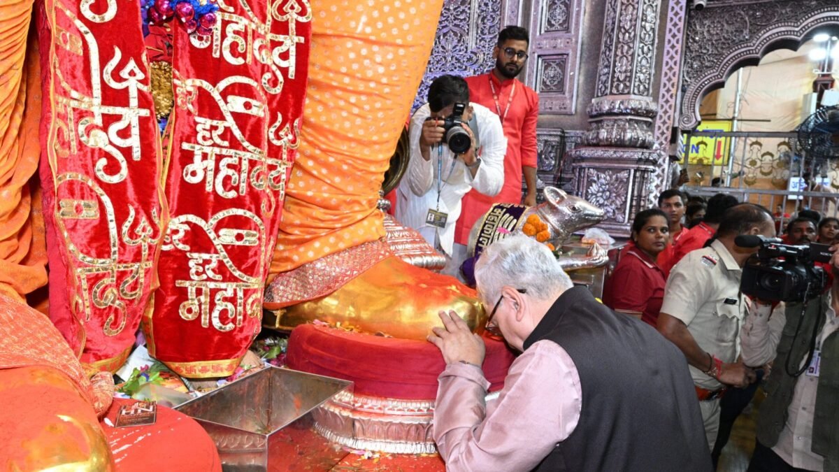 राज्यपालांनी घेतले लालबागच्या राजाचे दर्शन