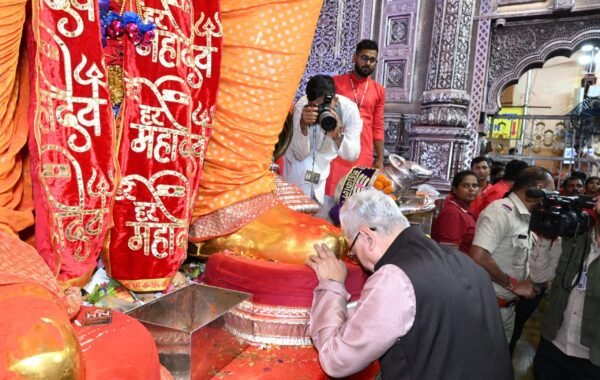राज्यपालांनी घेतले लालबागच्या राजाचे दर्शन