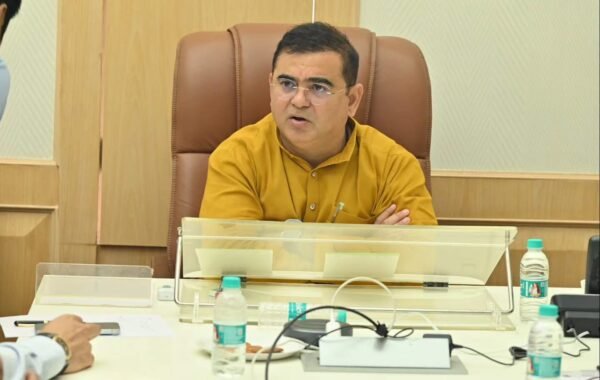 कर्जमुक्ती योजनेत धुळ्यातील ३२५८ शेतकऱ्यांना ३३.०१ कोटींचा दिलासा, आधार प्रमाणीकरण पूर्ण करा, पात्र शेतकऱ्यांना नव्या पीक कर्जाचाही मार्ग मोकळा – पालकमंत्री जयकुमार रावल