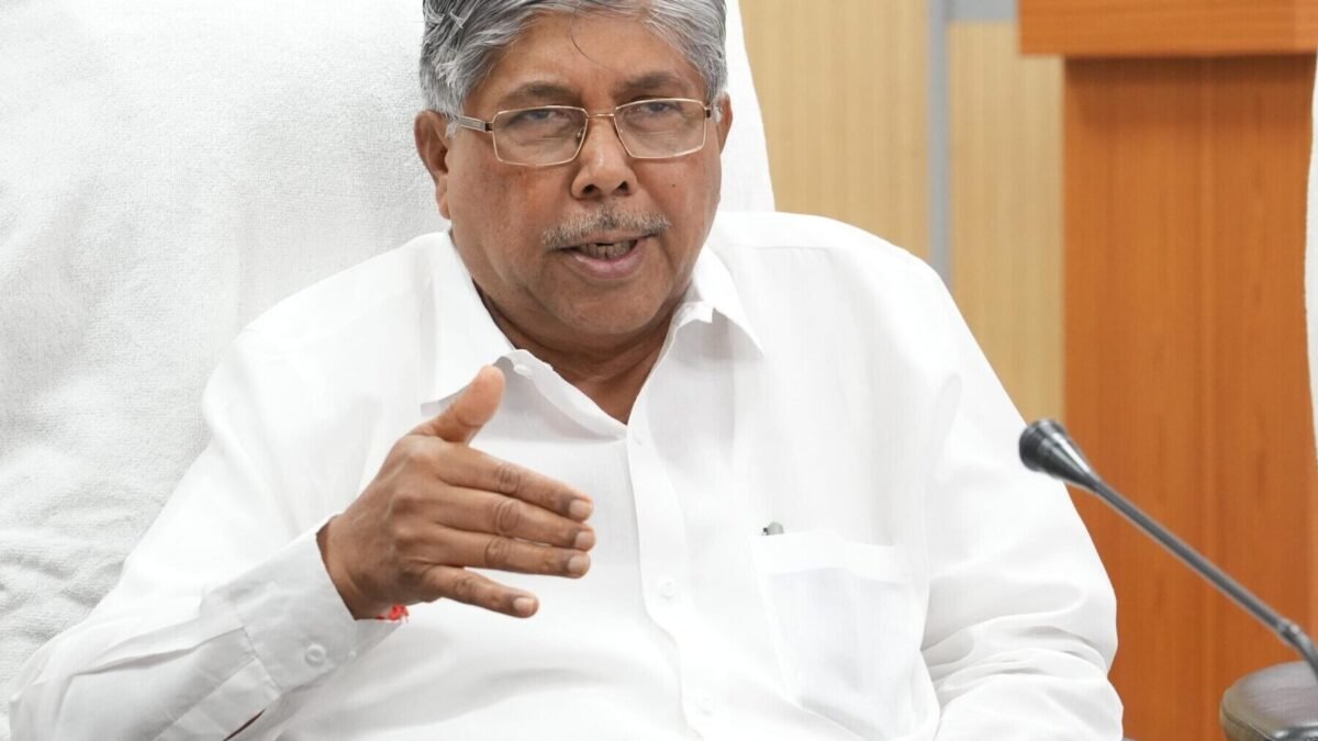 दुष्काळी परिस्थिती घोषित केलेल्या २६५ तालुक्यांतील विद्यार्थ्यांच्या परीक्षा शुल्क माफीसोबतच इतर मदतीसाठी विद्यापीठ स्तरावर टास्क फोर्स स्थापन करावा – मंत्री चंद्रकांत(दादा) पाटील