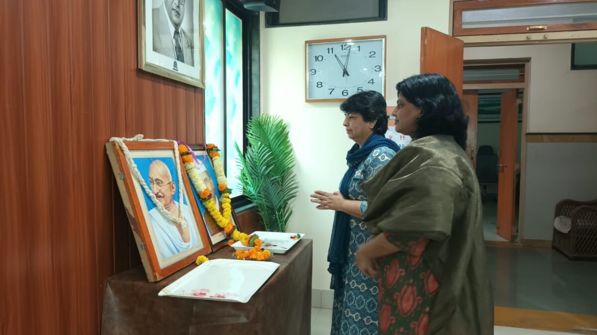 राष्ट्रपिता महात्मा गांधी व माजी पंतप्रधान लालबहादूर शास्त्री यांना अभिवादन
