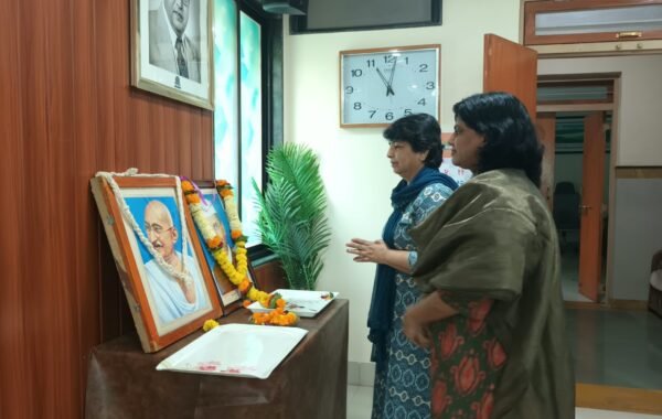 राष्ट्रपिता महात्मा गांधी व माजी पंतप्रधान लालबहादूर शास्त्री यांना अभिवादन