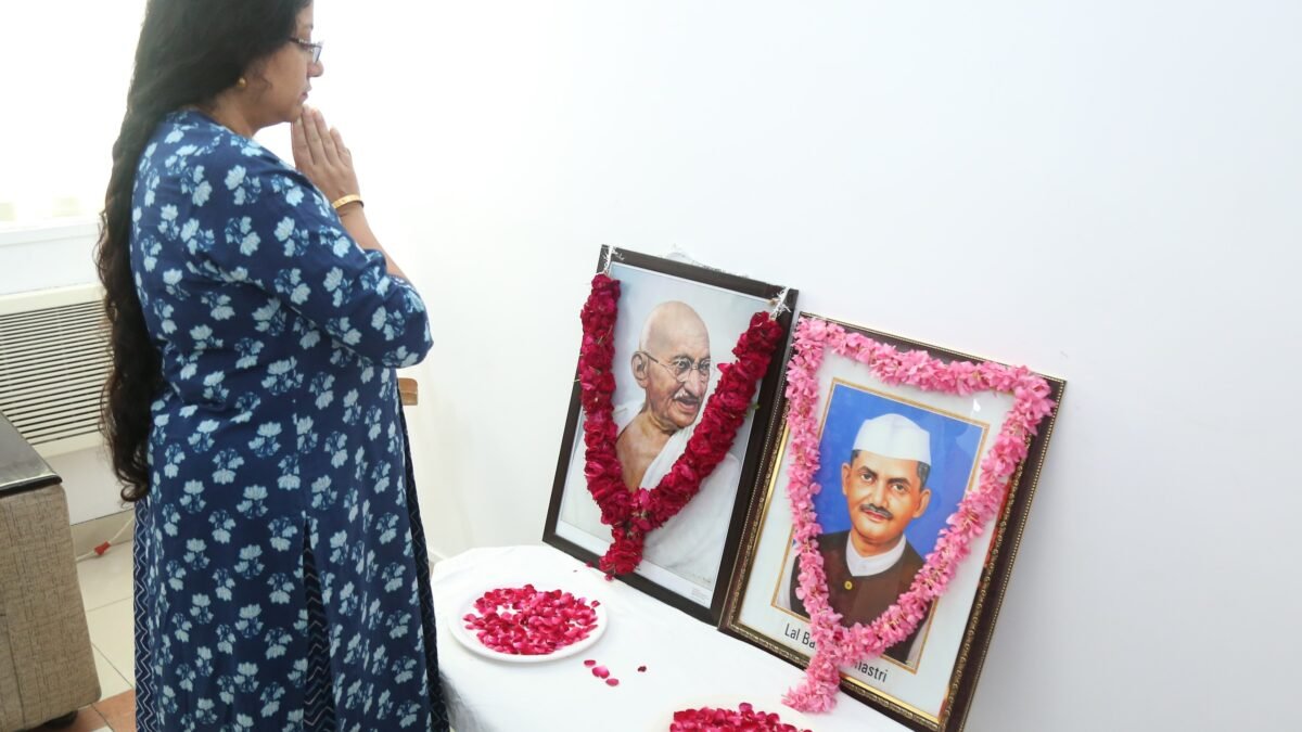 राजधानीत राष्ट्रपिता महात्मा गांधी आणि लालबहादूर शास्त्री यांना जयंतीदिनी अभिवादन