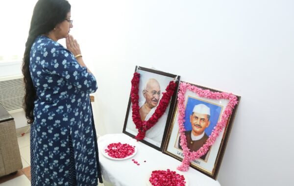 राजधानीत राष्ट्रपिता महात्मा गांधी आणि लालबहादूर शास्त्री यांना जयंतीदिनी अभिवादन