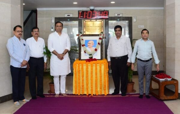 राष्ट्रपिता महात्मा गांधी यांना विधानभवनात अभिवादन