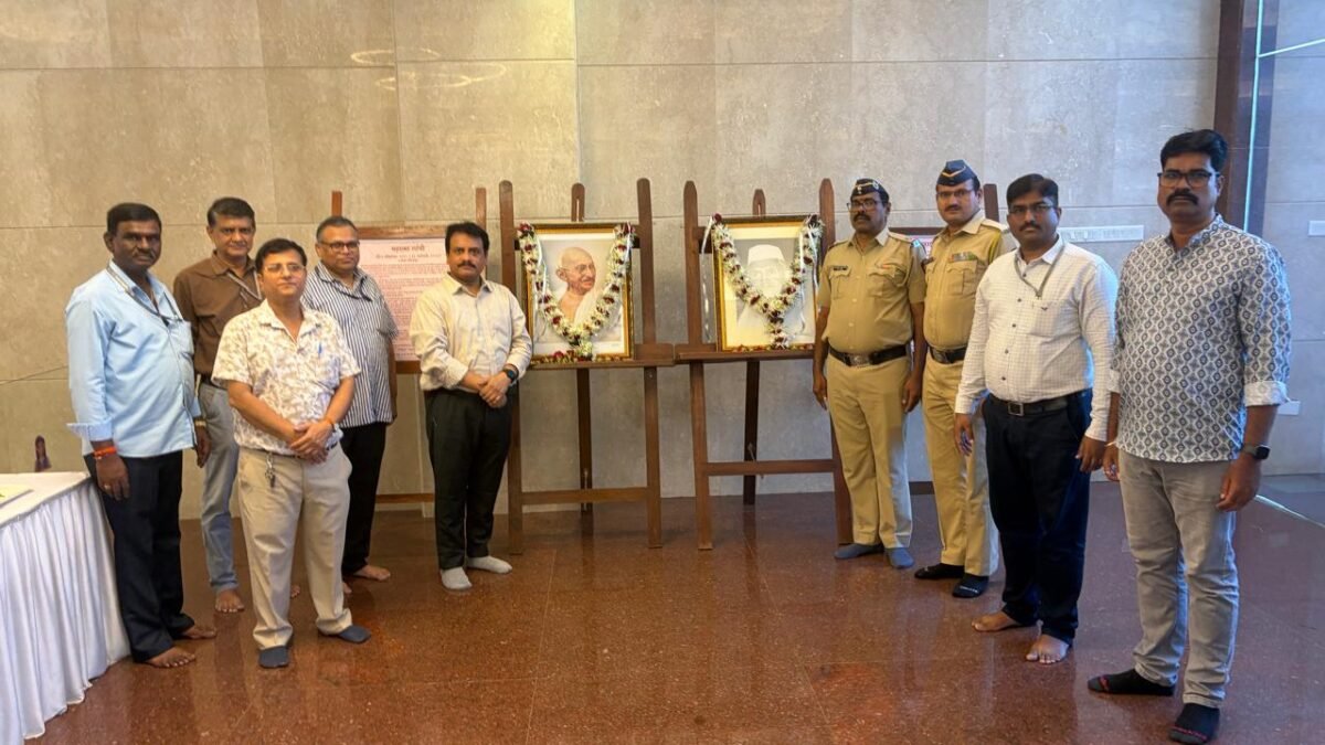 राष्ट्रपिता महात्मा गांधी आणि लाल बहादूर शास्त्री यांना मंत्रालयात अभिवादन
