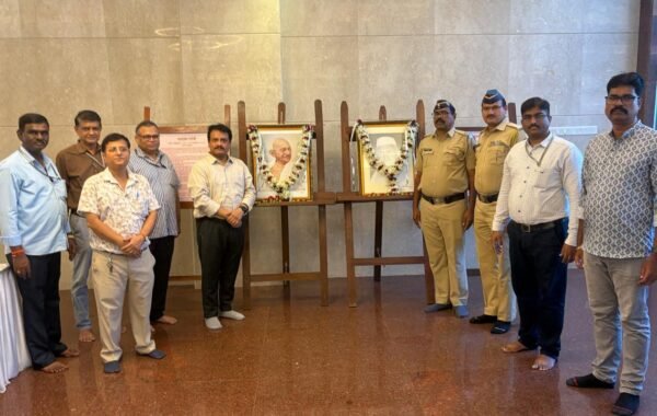 राष्ट्रपिता महात्मा गांधी आणि लाल बहादूर शास्त्री यांना मंत्रालयात अभिवादन