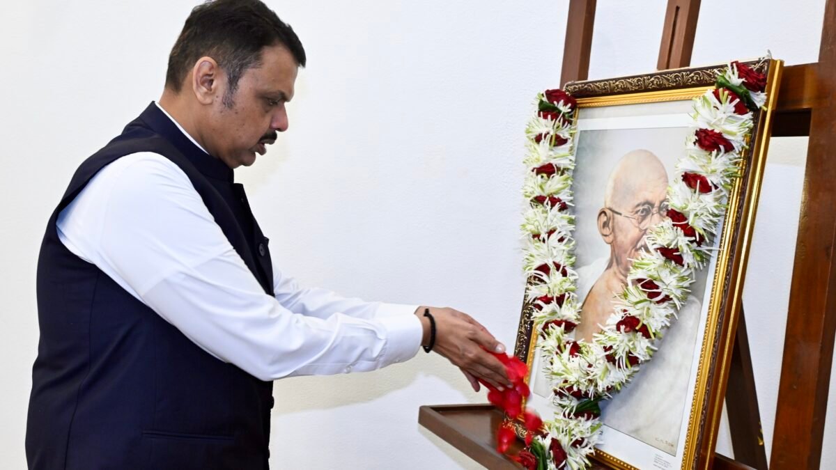 मुख्यमंत्री देवेंद्र फडणवीस यांचे राष्ट्रपिता महात्मा गांधी आणि लाल बहादूर शास्त्री यांना अभिवादन