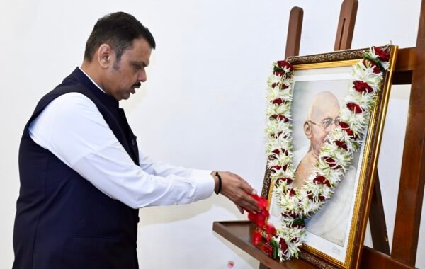 मुख्यमंत्री देवेंद्र फडणवीस यांचे राष्ट्रपिता महात्मा गांधी आणि लाल बहादूर शास्त्री यांना अभिवादन