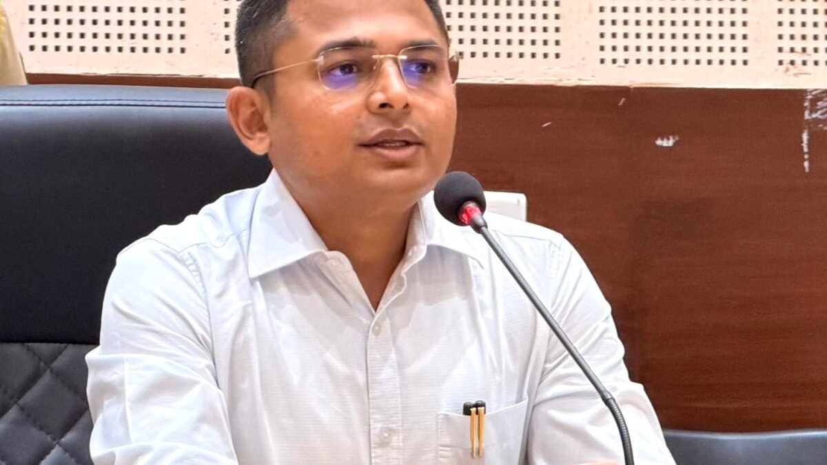 दुष्काळाच्या पार्श्वभूमीवर जलसंधारण, पाणीटंचाई निवारणाची कामे करावीत – जिल्हाधिकारी आशिष येरेकर 