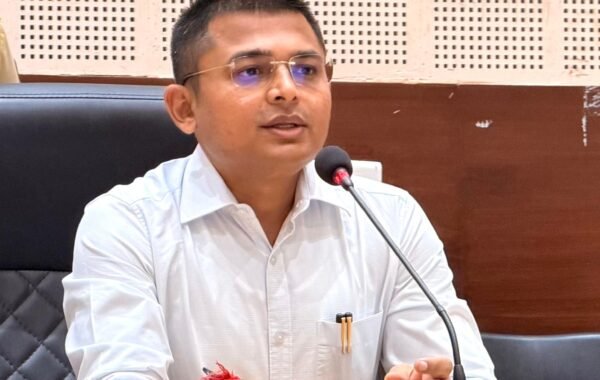 दुष्काळाच्या पार्श्वभूमीवर जलसंधारण, पाणीटंचाई निवारणाची कामे करावीत – जिल्हाधिकारी आशिष येरेकर 