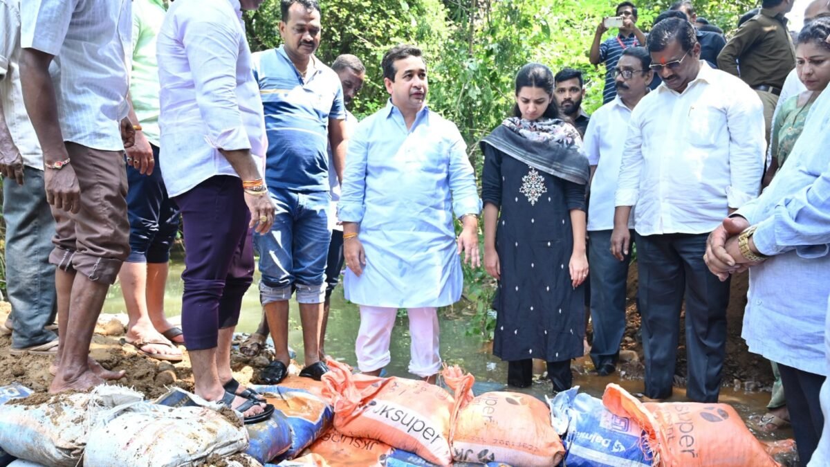 हरकुळ बुद्रुक येथे वनराई बंधारा निर्मितीमध्ये पालकमंत्री नितेश राणे यांचे श्रमदान जिल्हावासियांना लोकसहभागातून जलसंवर्धनाचे आवाहन