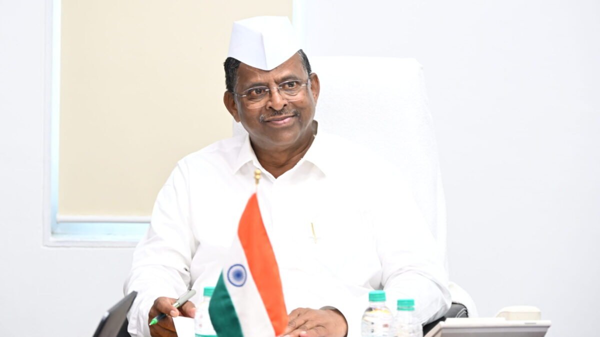 भूकंपाच्या पार्श्वभूमीवर पालकमंत्री नरहरी झिरवाळ यांनी घेतली माहिती
