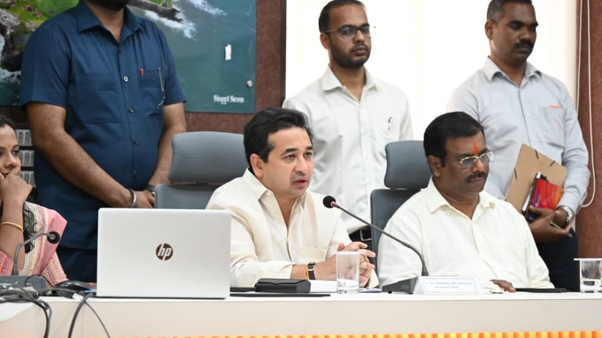 सिंधुदुर्गच्या पाण्यासाठी आता प्रत्येकाचा हातभार! ‘सिंधुदुर्ग हे आपले कुटुंब’ मानून संभाव्य दुष्काळजन्य परिस्थितीवर मात करण्यासाठी एकत्र या – पालकमंत्री नितेश राणे