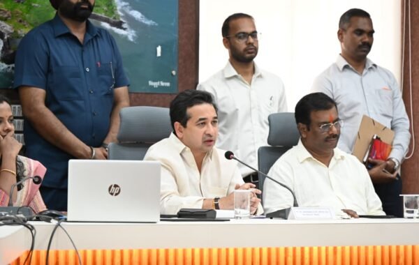 सिंधुदुर्गच्या पाण्यासाठी आता प्रत्येकाचा हातभार! ‘सिंधुदुर्ग हे आपले कुटुंब’ मानून संभाव्य दुष्काळजन्य परिस्थितीवर मात करण्यासाठी एकत्र या – पालकमंत्री नितेश राणे