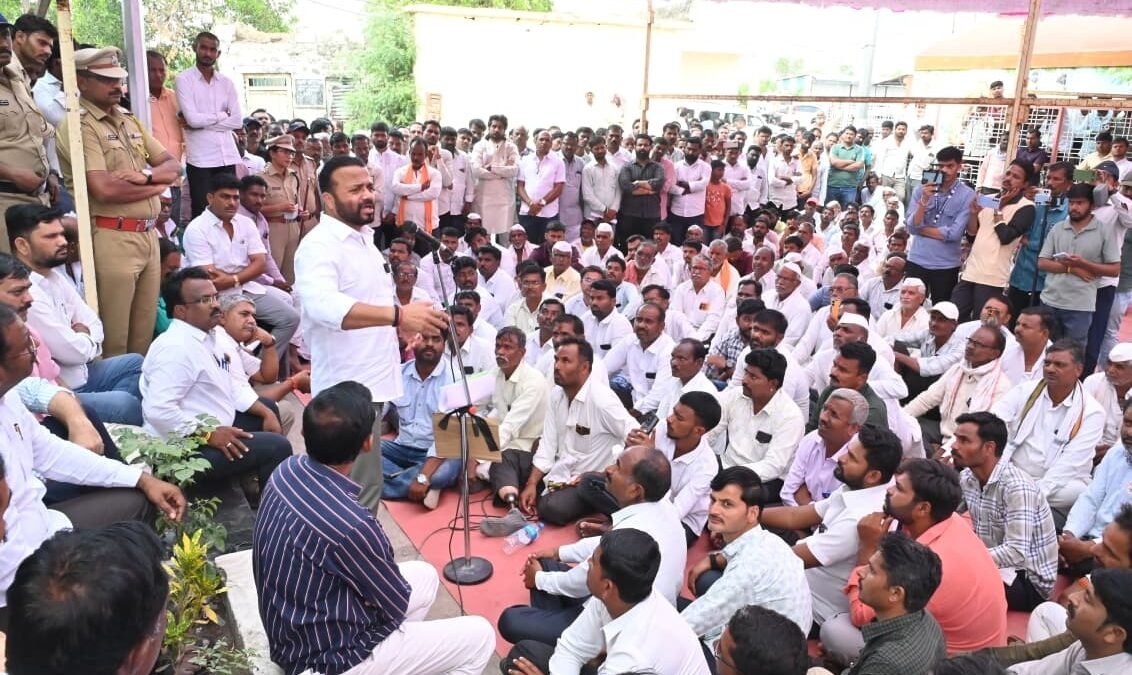 दुष्काळी परिस्थितीत शेतकऱ्यांच्या अडचणी सोडविण्यासाठी शासन कटिबद्ध – पालकमंत्री जयकुमार गोरे