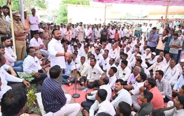 दुष्काळी परिस्थितीत शेतकऱ्यांच्या अडचणी सोडविण्यासाठी शासन कटिबद्ध – पालकमंत्री जयकुमार गोरे