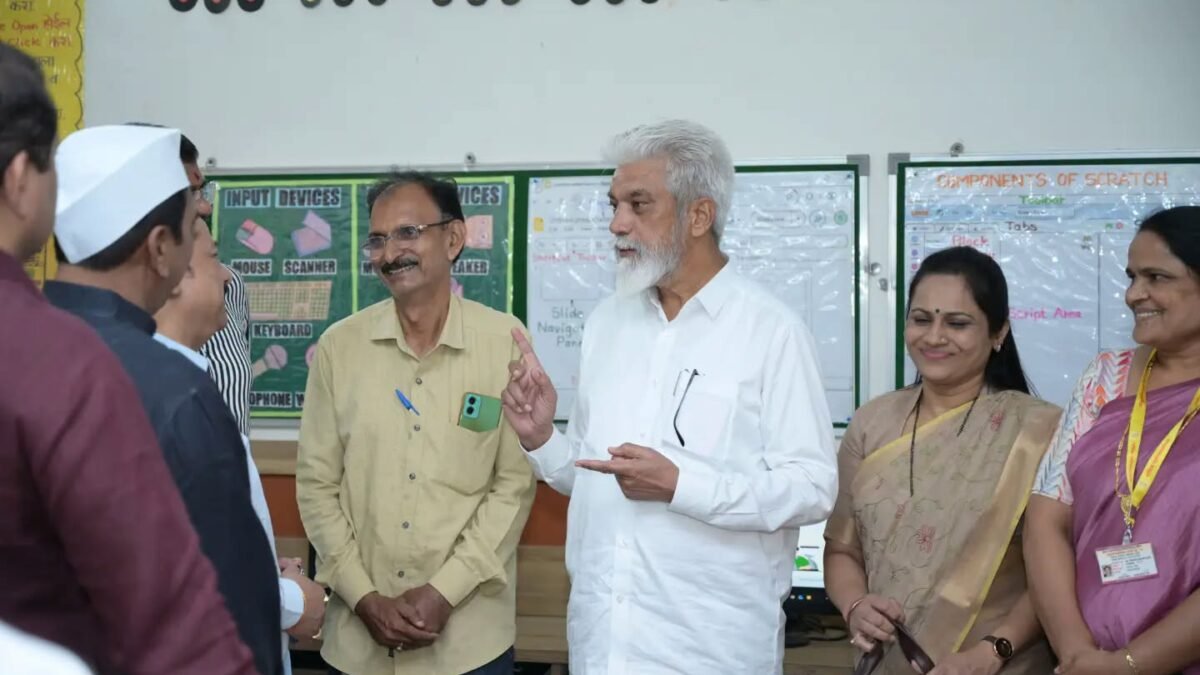 बंद मनपा शाळांचे पुनरुज्जीवन करून विद्यार्थीसंख्या वाढविण्यावर भर द्यावा – मंत्री दादाजी भुसे